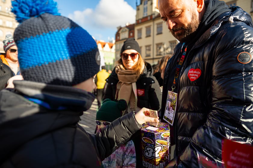 Prezydent Wrocławia Jacek Sutryk zbiera pieniądze do puszki WOŚP